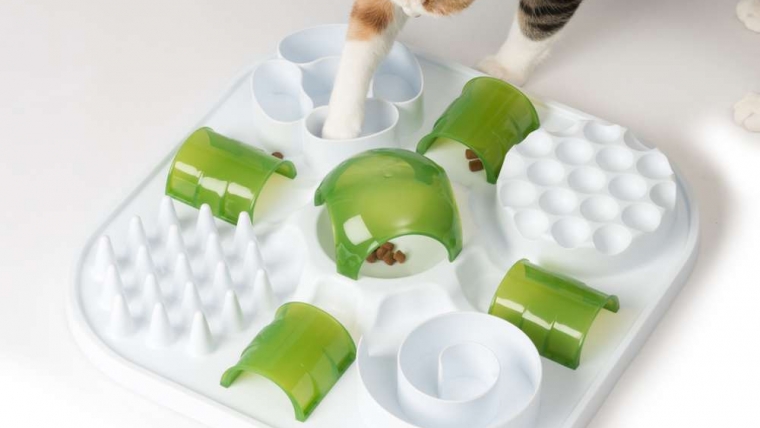 Puzzle feeder pentru pisici – ce este și de ce este util